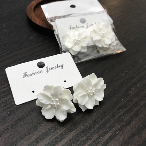 NEW!๐๐BIG BEAUTIFUL WHITE FLOWER ๐บEARRINGS!๐๐ - Picture 5 of 8